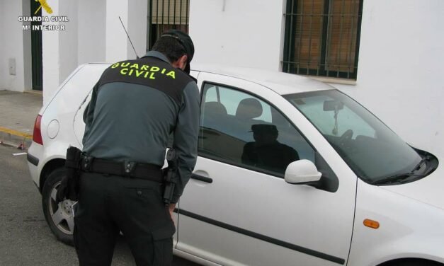 Dos detenidos por robar en vehículos junto a la playa de Isla Cristina