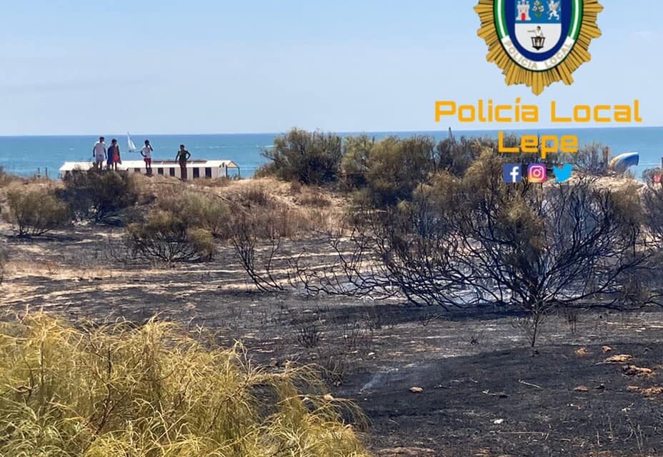 Unos 50 bañistas ayudan a sofocar un incendio junto al Paseo Marítimo de Islantilla