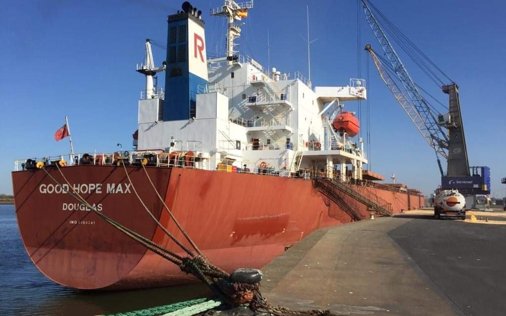 Un buque brasileño descarga en el Puerto la mayor cantidad de maíz en la historia de Huelva