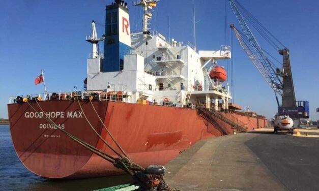 Un buque brasileño descarga en el Puerto la mayor cantidad de maíz en la historia de Huelva