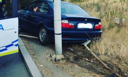 Un conductor ebrio estrella su coche y agrede a dos policías en Huelva
