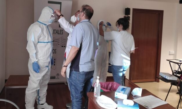 Profesionales del Hospital de Riotinto se forman en prevención de riesgos biológicos