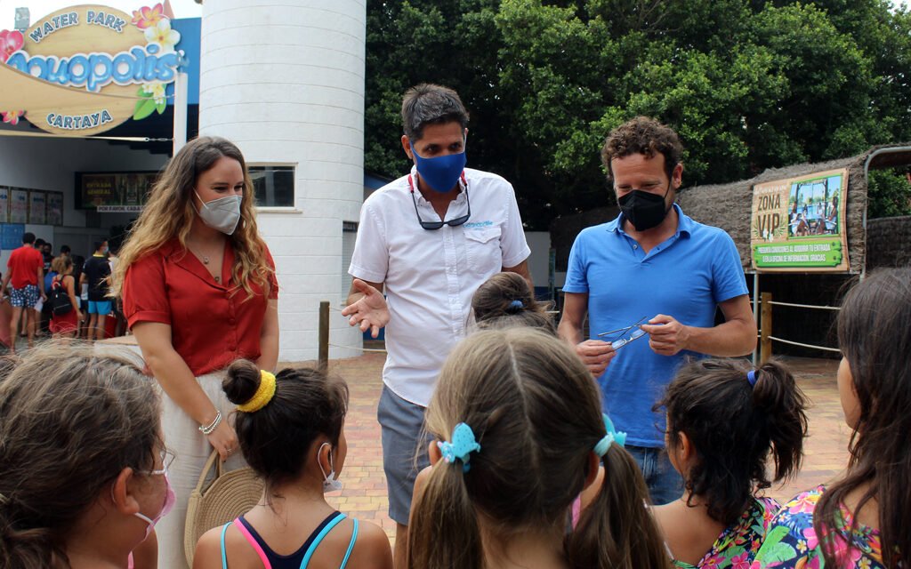 Cartaya lleva a 20 menores de familias desfavorecidas al Aquopolis