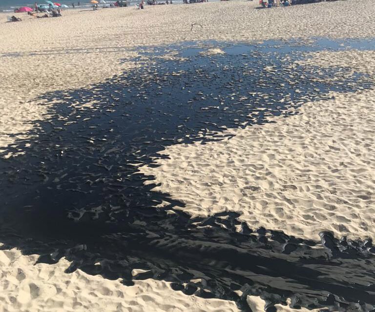 Una rotura en la depuradora de Matalascañas provoca un vertido de aguas fecales a la playa