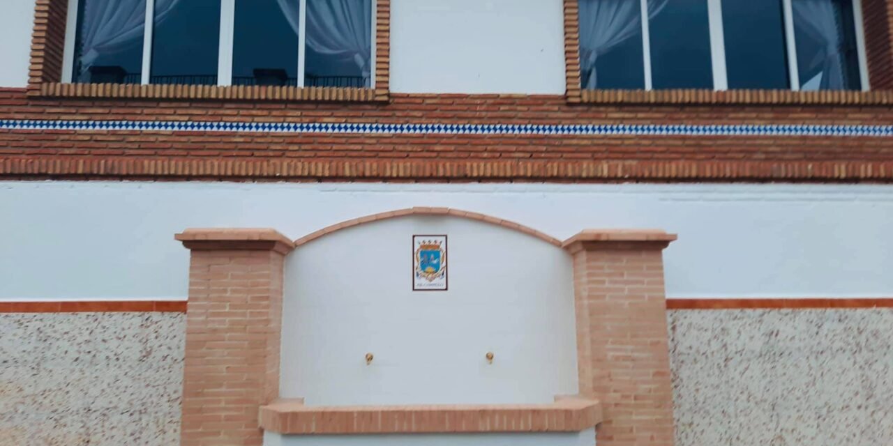 El Campillo recupera su singular fuente de la calle Granada