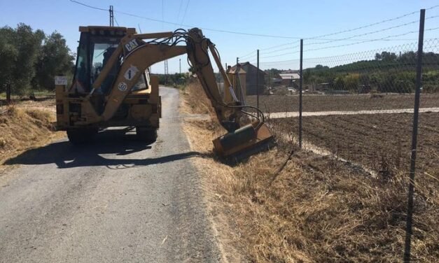 Continúan los trabajos de mantenimiento de caminos rurales en Gibraleón