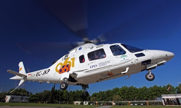 Rescatan y evacúan en helicóptero a un trabajador que cayó por un barranco en Aroche