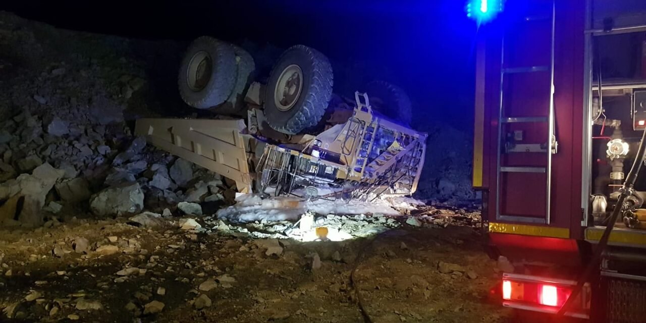 Herido un trabajador al volcar un camión en Riotinto