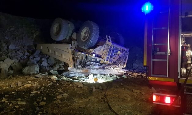 Herido un trabajador al volcar un camión en Riotinto