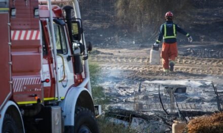 Un incendio en un asentamiento de Moguer afecta a 25 chabolas
