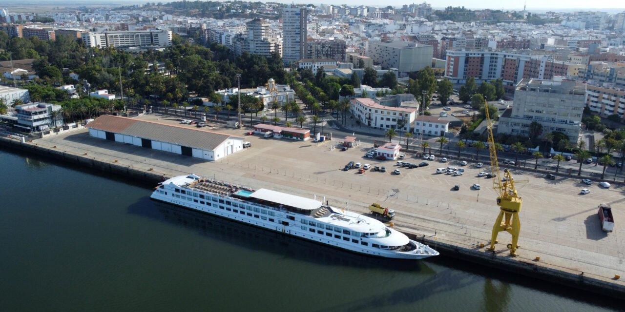 Un espectacular crucero con 100 pasajeros atraca en el Muelle de Levante