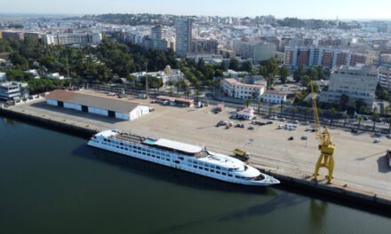 Un espectacular crucero con 100 pasajeros atraca en el Muelle de Levante