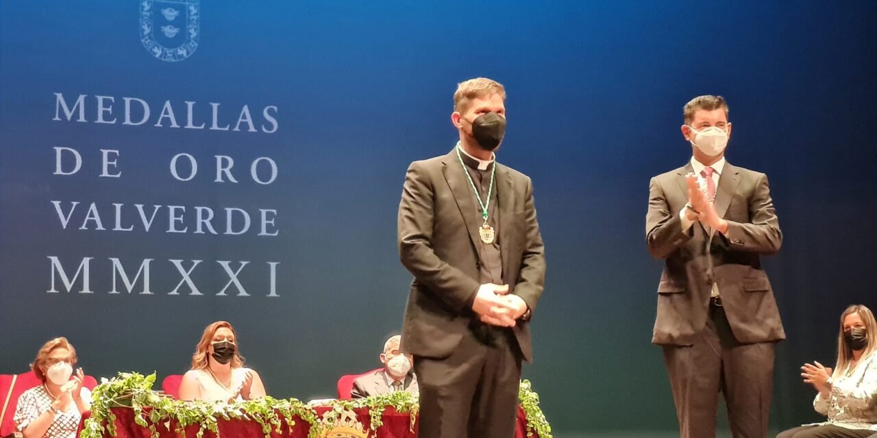 Servando Pedrero, el equipo del CB Valverde y la Peña Amanecer ya son hijo predilecto y Medallas de Oro de Valverde