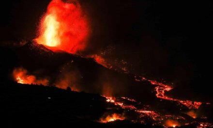 Un bombero de Huelva se traslada a La Palma para ayudar en los daños provocados por el volcán