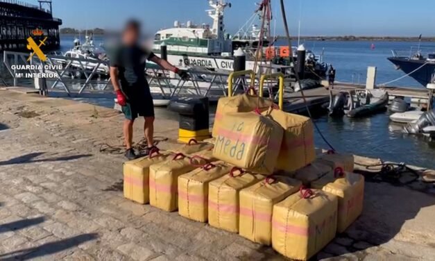 La Guardia Civil interviene una embarcación con 31 fardos de hachís frente a Punta Umbría