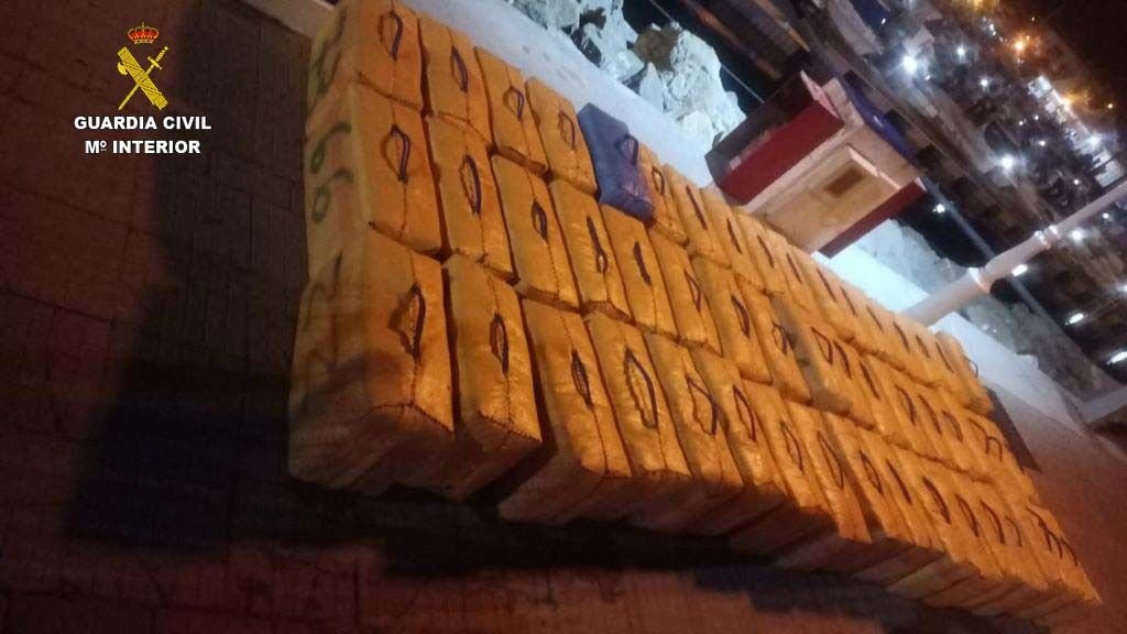 Detienen a dos narcos tras una larga persecución en la costa de Isla Cristina