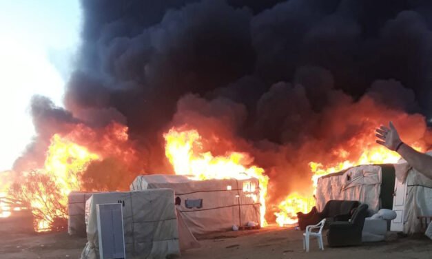 Un incendio arrasa 60 chabolas en un asentamiento de Lepe