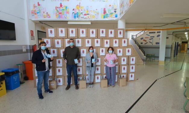 El Ayuntamiento de El Campillo dona 36.000 mascarillas y geles para los escolares del pueblo