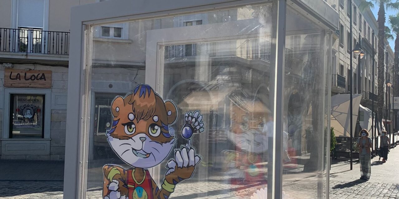 Onubenses y visitantes ya pueden fotografiarse con la mascota del Mundial de Bádminton