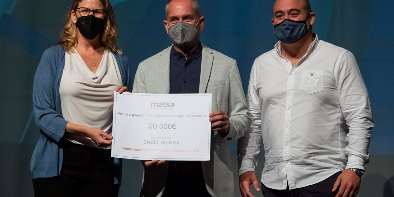 Snell recibe un premio por su proyecto para reducir la brecha digital en la Sierra