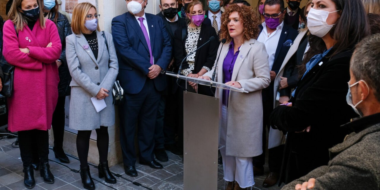 Las instituciones de Huelva se unen contra una violencia que “nos rompe como sociedad”