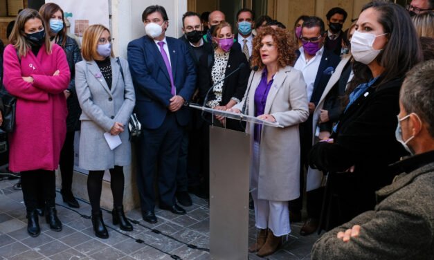 Las instituciones de Huelva se unen contra una violencia que “nos rompe como sociedad”