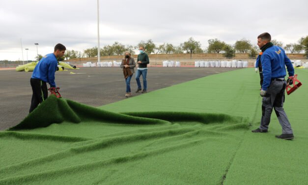 Cartaya acomete la instalación del nuevo césped artificial del campo de fútbol