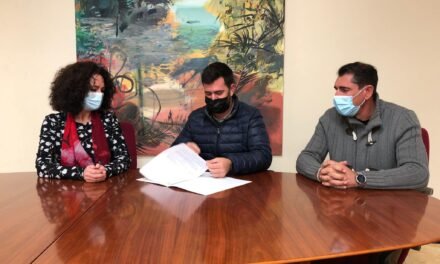 Gibraleón firma el contrato para mantenimiento y renovación de caminos por 144.000 euros
