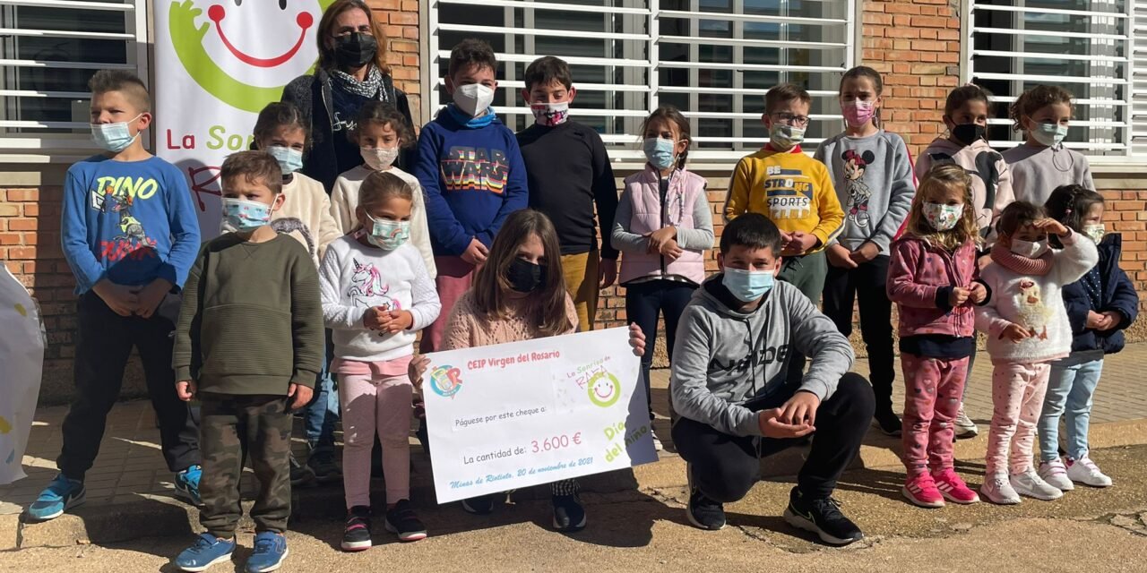 Escolares de Riotinto entregan a ‘La Sonrisa de Rafa’ el dinero donado por ellos mismos