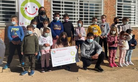 Escolares de Riotinto entregan a ‘La Sonrisa de Rafa’ el dinero donado por ellos mismos