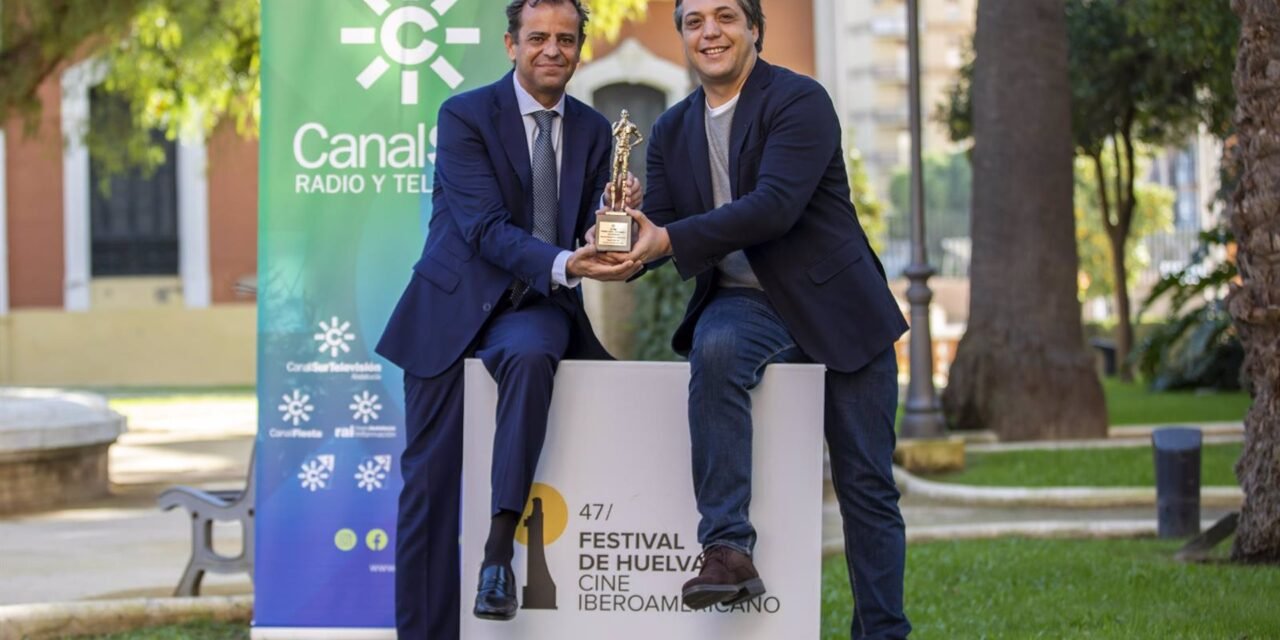 Paco Ortiz recibe el Premio Canal Sur Radio y Televisión al Mejor Cineasta en el Festival de Huelva