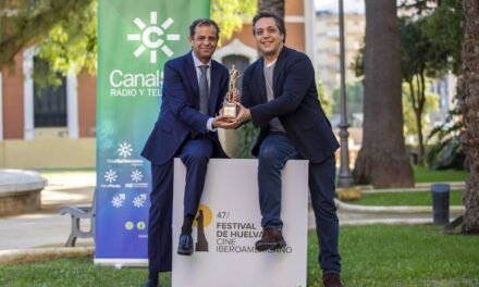 Paco Ortiz recibe el Premio Canal Sur Radio y Televisión al Mejor Cineasta en el Festival de Huelva