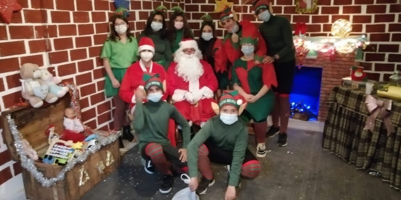 Papá Noel instala su casa en el Alto de la Mesa