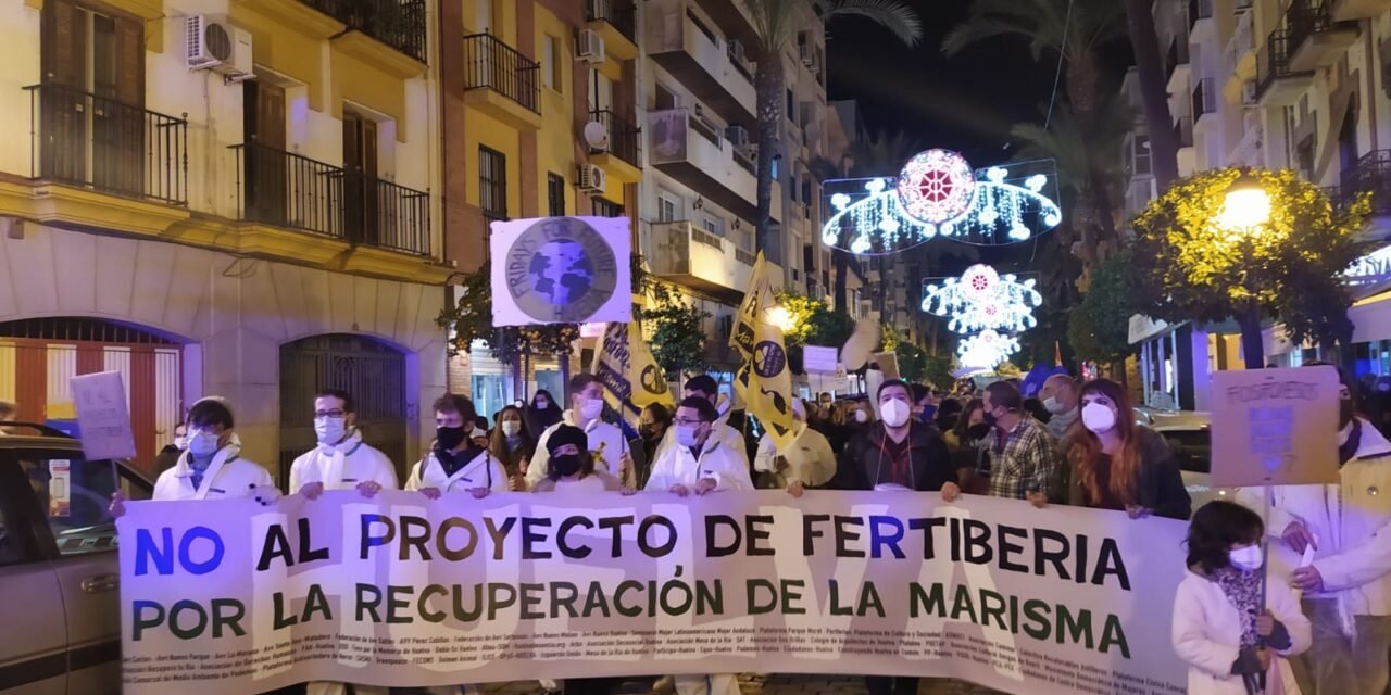 En torno a 2.000 personas piden una marisma limpia en Huelva