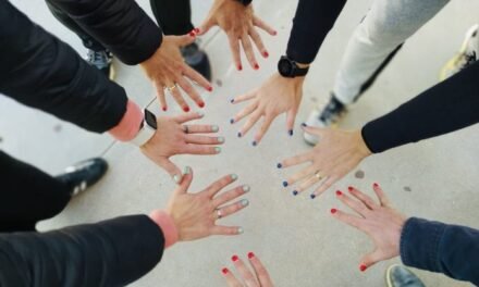 Profesores usan falda y se pintan las uñas en apoyo a una alumna transexual de Lepe