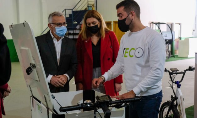 Diputación y Ayuntamiento de Valverde visitan la empresa de movilidad sostenible TECO