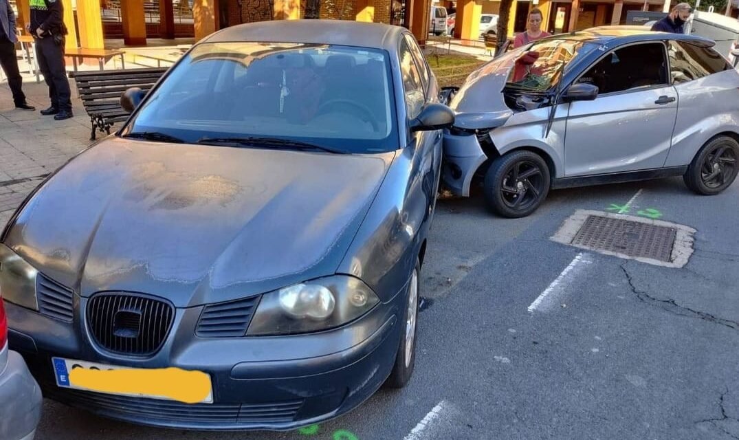 Un coche embiste a otro en la avenida Palomeque