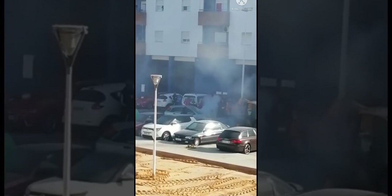 Alejan un vehículo incendiado con una excavadora en Punta Umbría