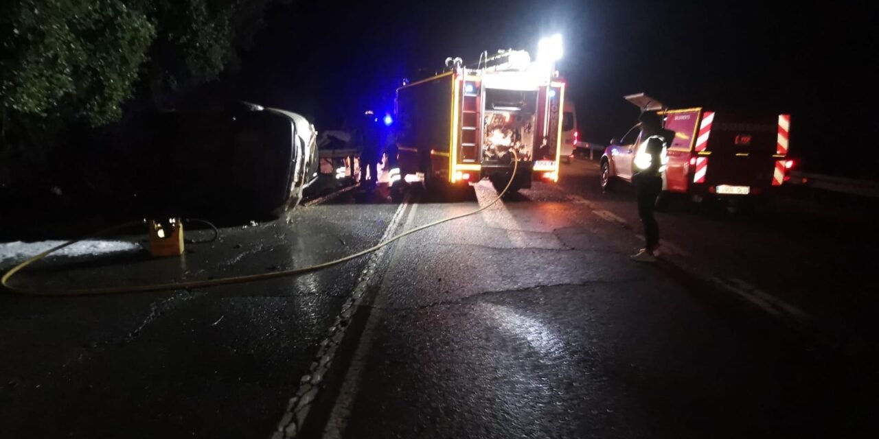 Rescatan a un hombre atrapado en su vehículo tras volcar en Cortegana