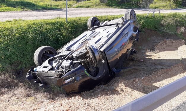 Al menos un herido atrapado al volcar su vehículo en Lepe