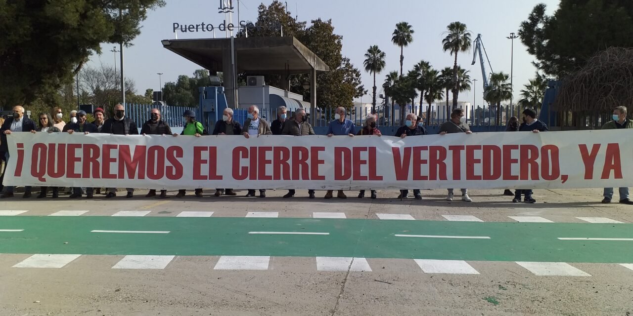 La oposición al vertedero de Nerva cobra más fuerza que nunca tras una concentración en Sevilla