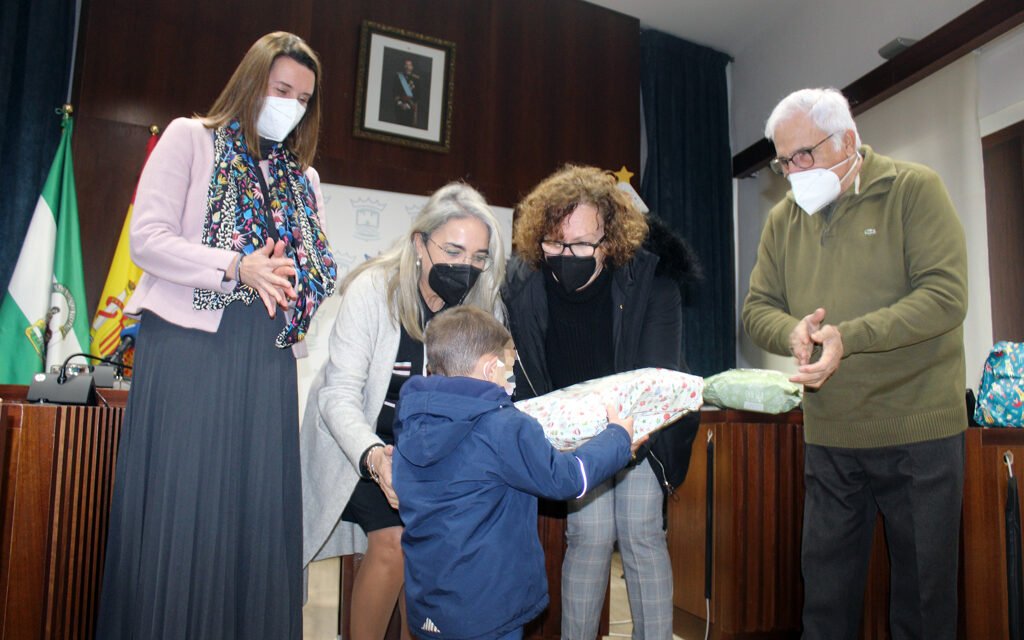 Diez niños cartayeros reciben regalos de Reyes gracias a Fundación ‘La Caixa’