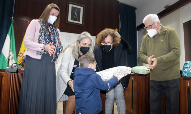 Diez niños cartayeros reciben regalos de Reyes gracias a Fundación ‘La Caixa’