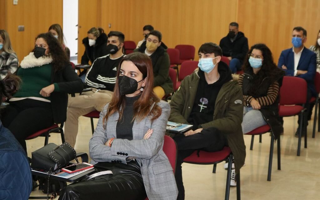 Una treintena de jóvenes reciben sus certificados del Plan Hebe en Cartaya