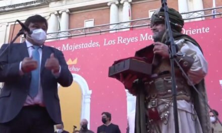 Entregan las llaves de la ciudad de Huelva al Heraldo para dar entrada a la ilusión de los Reyes Magos