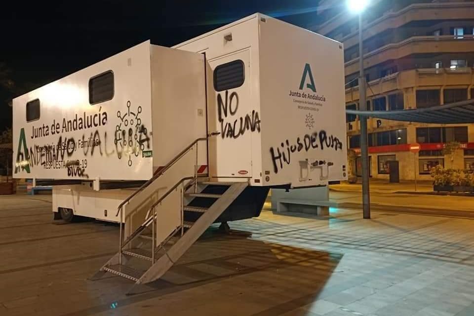Pintadas negacionistas en el punto de vacunación de la Plaza Doce de Octubre