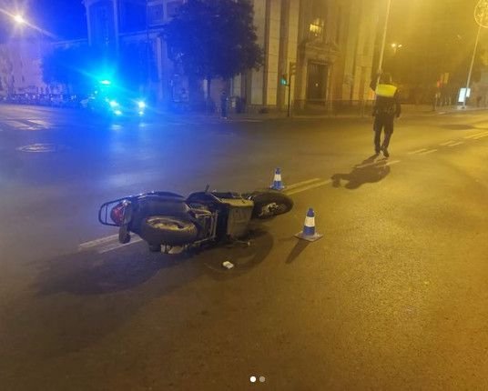 Una motocicleta choca contra un turismo en una persecución para huir de la Policía de Huelva