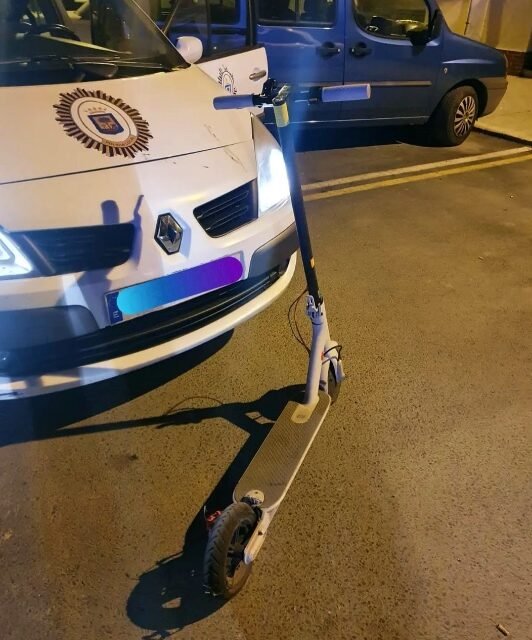 Huye de la policía en patinete tras tomar una rotonda en sentido contrario