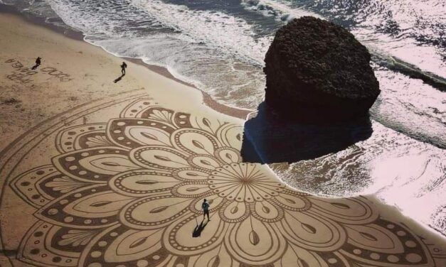 La peña de Matalascañas se convierte en obra de arte para concienciar sobre el cuidado al mar