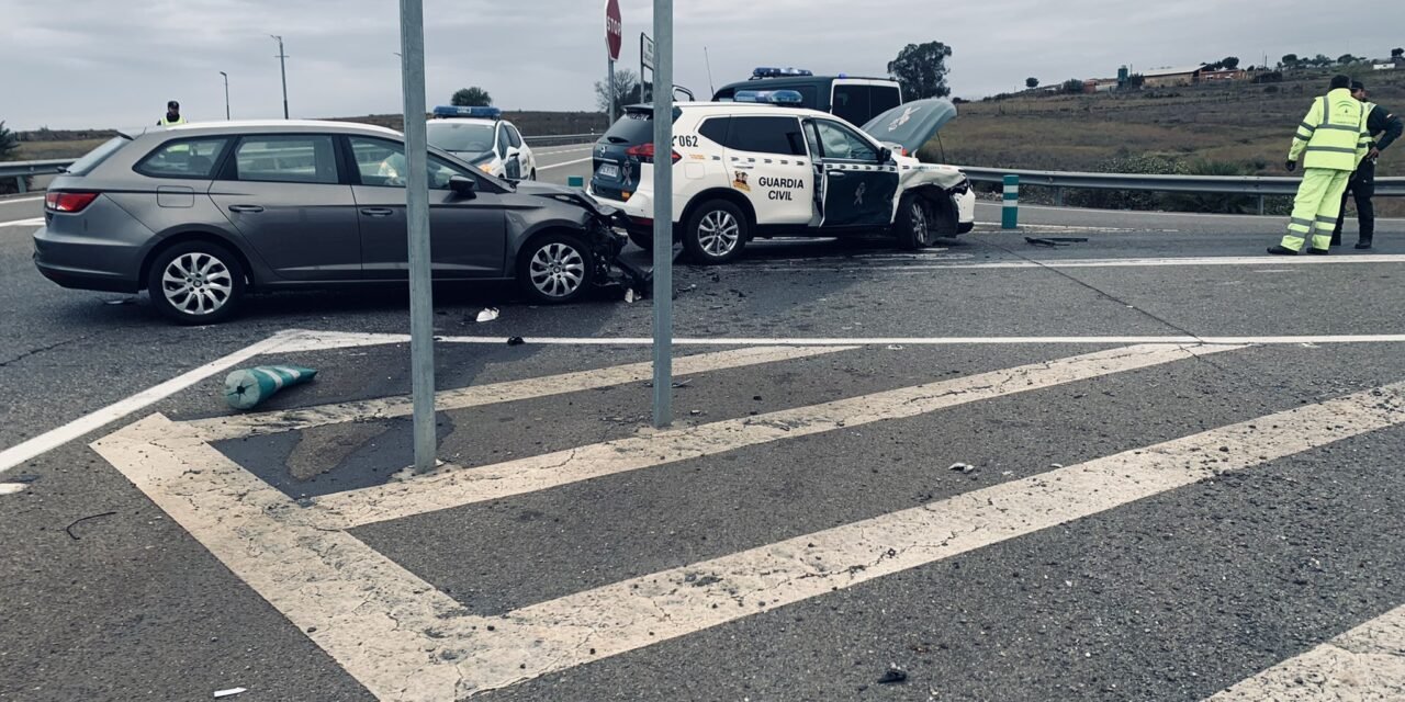 Tres heridos al embestir a un coche de la Guardia Civil en Calañas